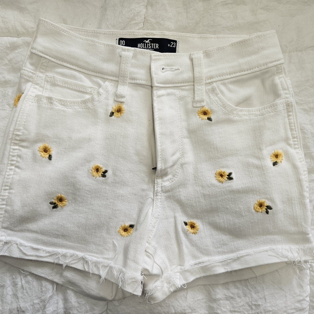Hollister Rare High Rise White Floral Embroidered Soft Stretch Jean Shorts